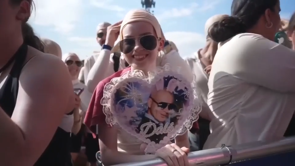 Thousands of fans help Pitbull set record for largest gathering of people wearing bald caps at London concert - WSVN 7News | Miami News, Weather, Sports