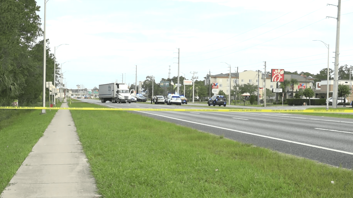 Man fleeing immigration officers in Florida struck and killed by tractor trailer, cops say – NBC 6 South Florida
