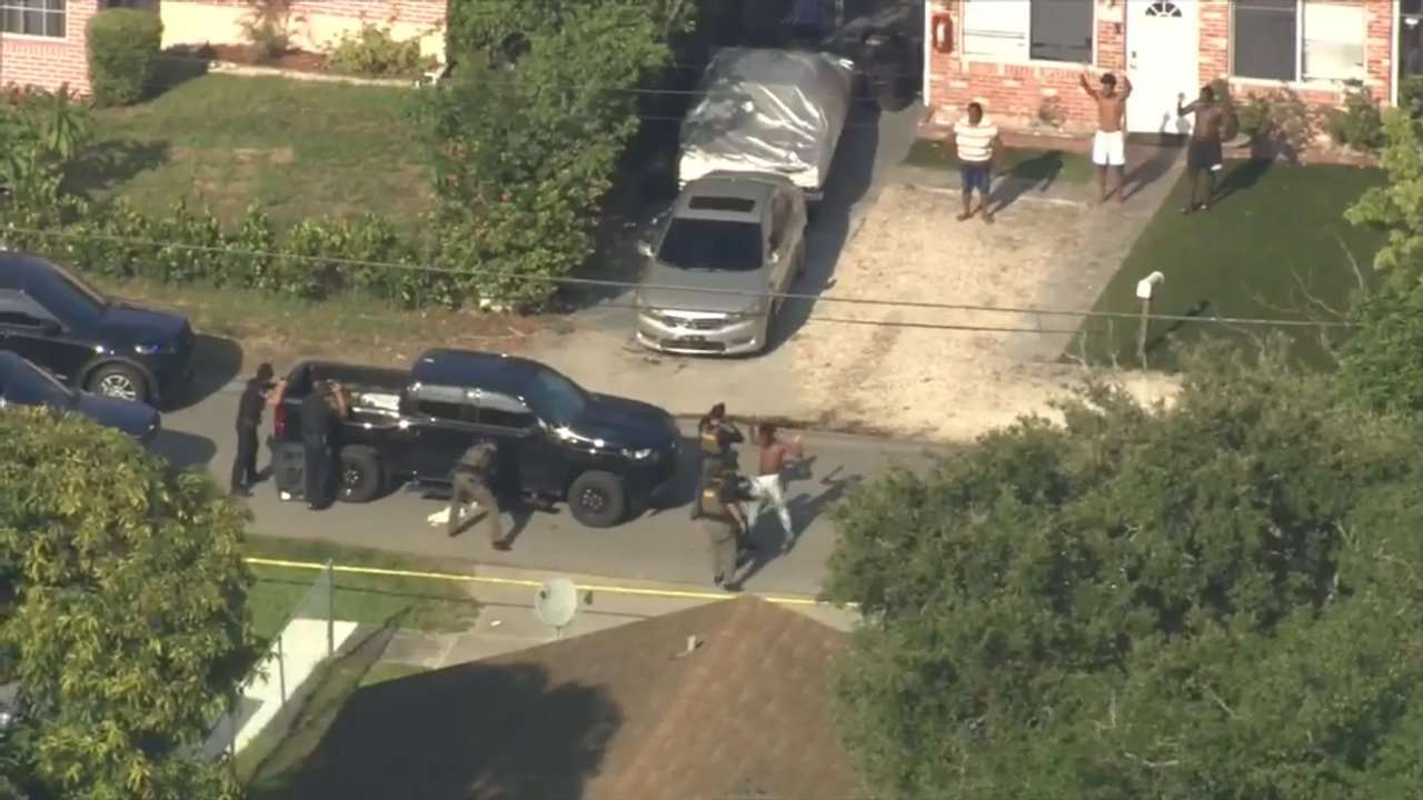 Police set up perimeter in Fort Lauderdale neighborhood; 2 detained - WSVN 7News | Miami News, Weather, Sports