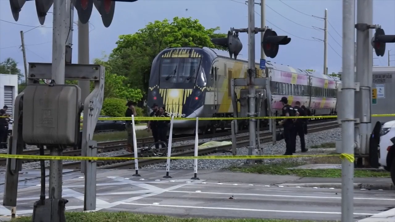 Bicyclist fatally struck by Brightline train in Fort Lauderdale, shutting down WB State Road 84 - WSVN 7News | Miami News, Weather, Sports