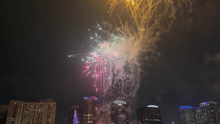 Families flood Lake Eola for Fireworks at the Fountain despite earlier lightning