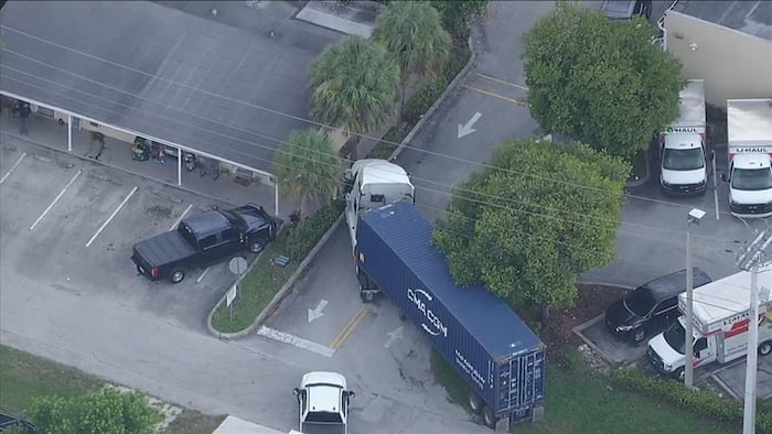 Suspect bails out of stolen tractor-trailer in Plantation, police say