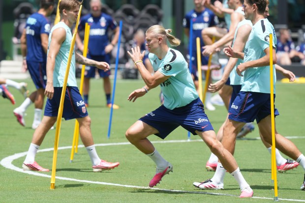 Norway's Erling Haaland, center, attends a training session ahead of their quarterfinal World Cup soccer match against England, Thursday, July 9, 2026, in Fort Lauderdale, Fla. (AP Photo/Marta Lavandier)