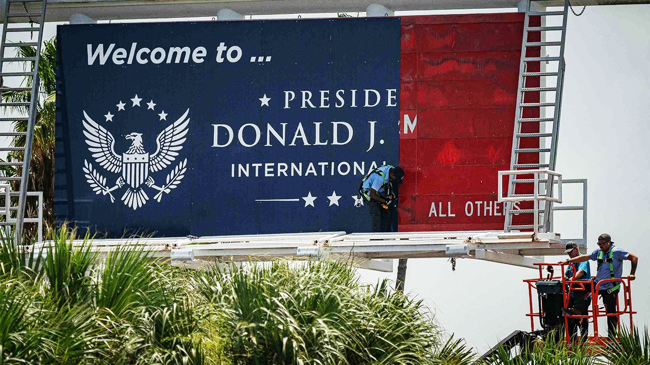 United Airlines to offer free flight changes to avoid Trump-named airport