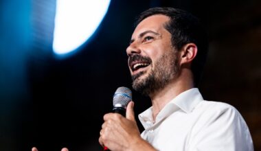 At a Florida fundraiser, Pete Buttigieg stresses the need to ‘restore democracy’