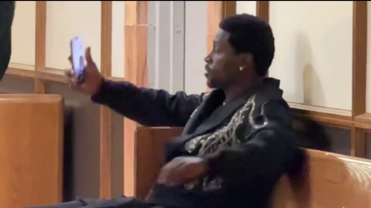 Ex-NFL star Antonio Brown livestreams at 1st Miami court appearance in shooting case – NBC 6 South Florida