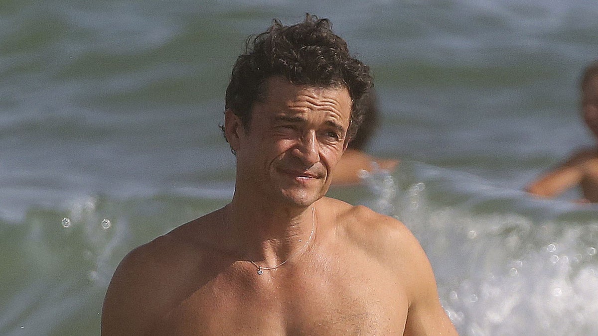 Orlando Bloom shows off his toned abs with Luisa Laemmel on Italian vacation