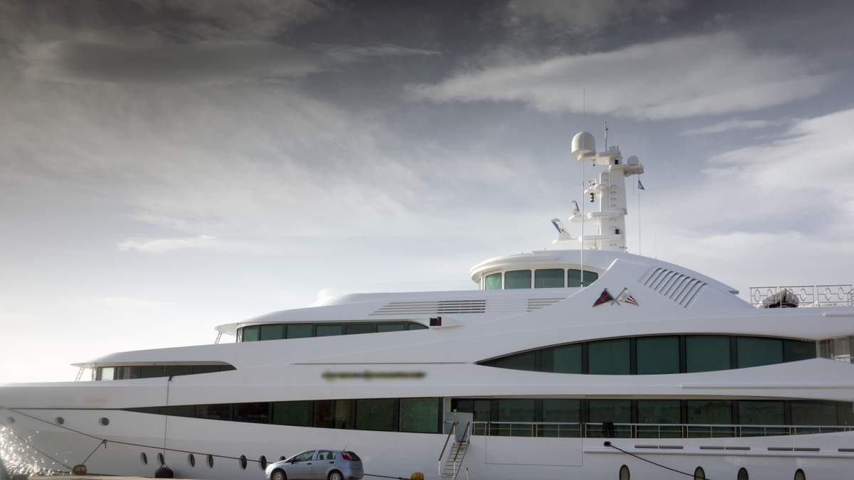 Superyacht Crash During Tow Damages Fort Lauderdale Riverwalk | NewsRadio WFLA