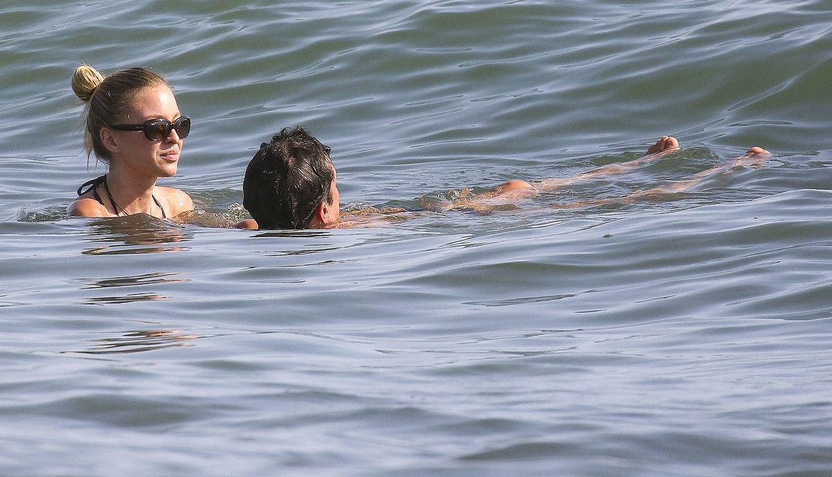 Photo © 2026 Backgrid UK/The Grosby Group

EXCLUSIVE
Forte dei Marmi, Italy, July 26, 2026
 
Actor Orlando Bloom and model Luisa Laemmel spent a day at Alpemare Beach in Forte dei Marmi. Orlando rinsed off under the beach showers before joining Luisa in the sea, where they swam, laughed, and played in the water together.***El actor Orlando Bloom y la modelo Luisa Laemmel disfrutaron de una jornada de playa en Alpemare Beach en Forte dei Marmi. Orlando se duchó en las instalaciones de la playa antes de adentrarse en el mar junto a Luisa, donde nadaron, rieron y compartieron momentos en el agua.