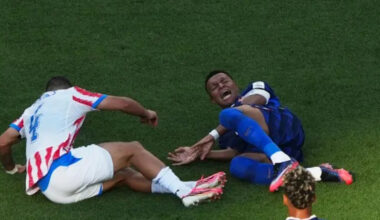 Mbappé ignores Orlando Gill's greeting, gets hit in the back by a ball, and sends a harsh message