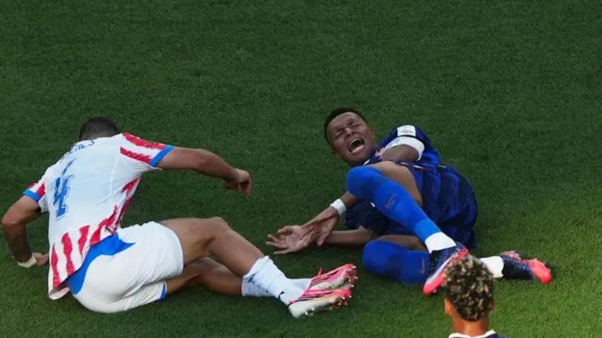 Mbappé ignores Orlando Gill's greeting, gets hit in the back by a ball, and sends a harsh message