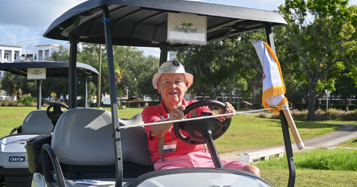 This 93-year-old is still patrolling Tampa’s fairways | National Sports