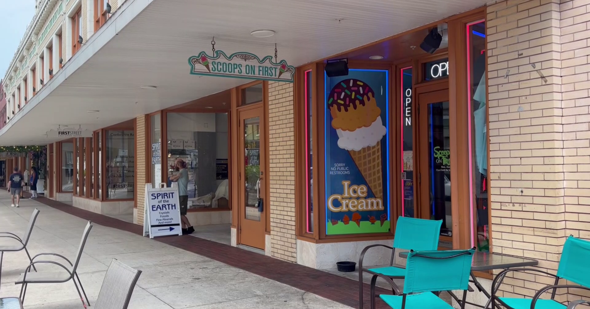 Fort Myers locals rally around small businesses as national chain eyes downtown | Lee County