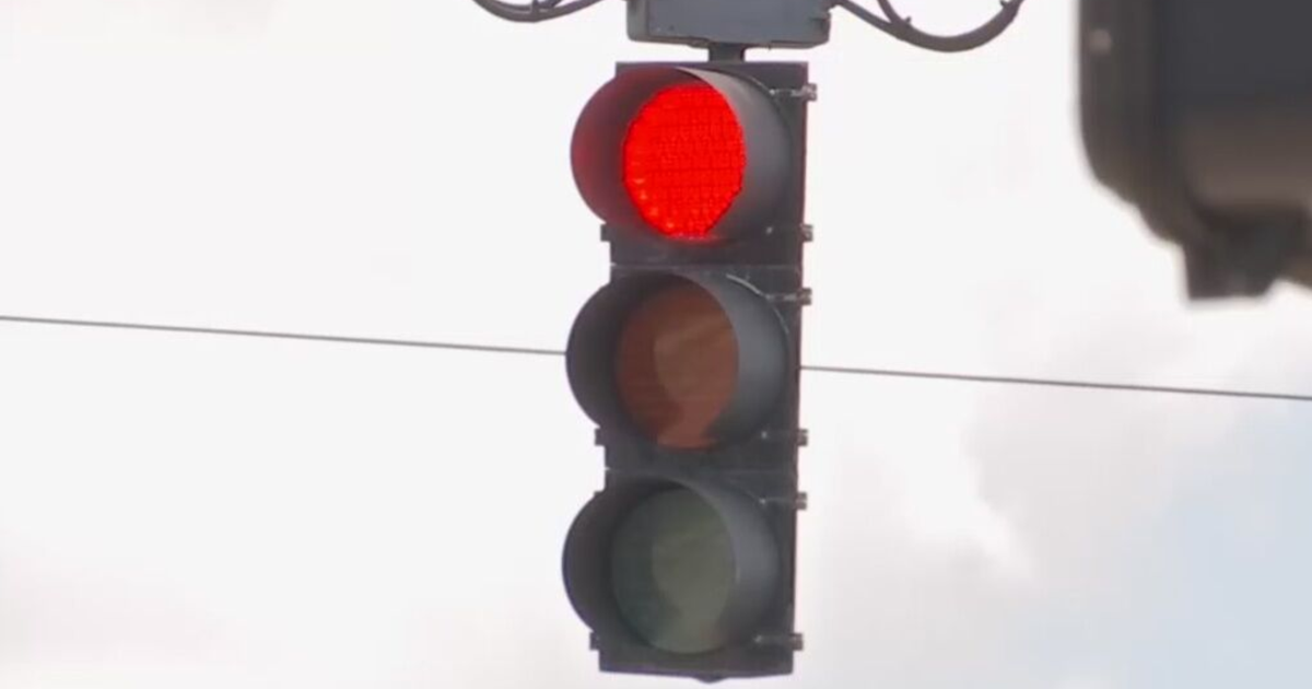 Fort Myers Beach Times Square traffic light restored ahead of schedule | Lee County