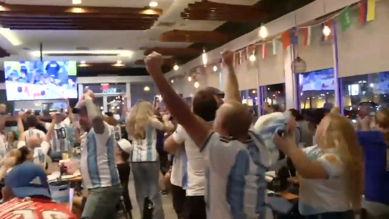 Argentina fans at Manolo in Miami Beach celebrate 3-1 World Cup victory against Switzerland, as Argentina moves to semifinals - WSVN 7News | Miami News, Weather, Sports