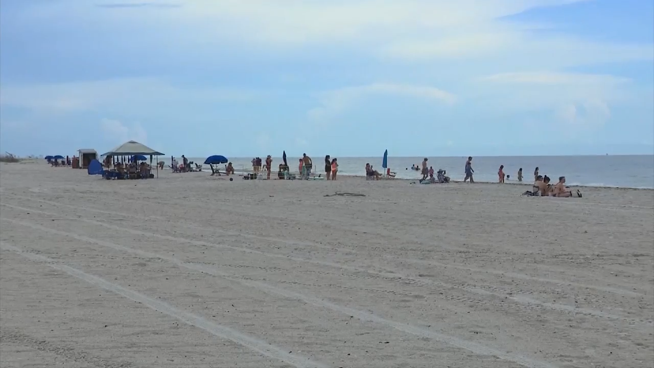 Witnesses recount seeing storm on Fort Myers beach that left 1 dead, 3 hospitalized after lightning strike - WSVN 7News | Miami News, Weather, Sports