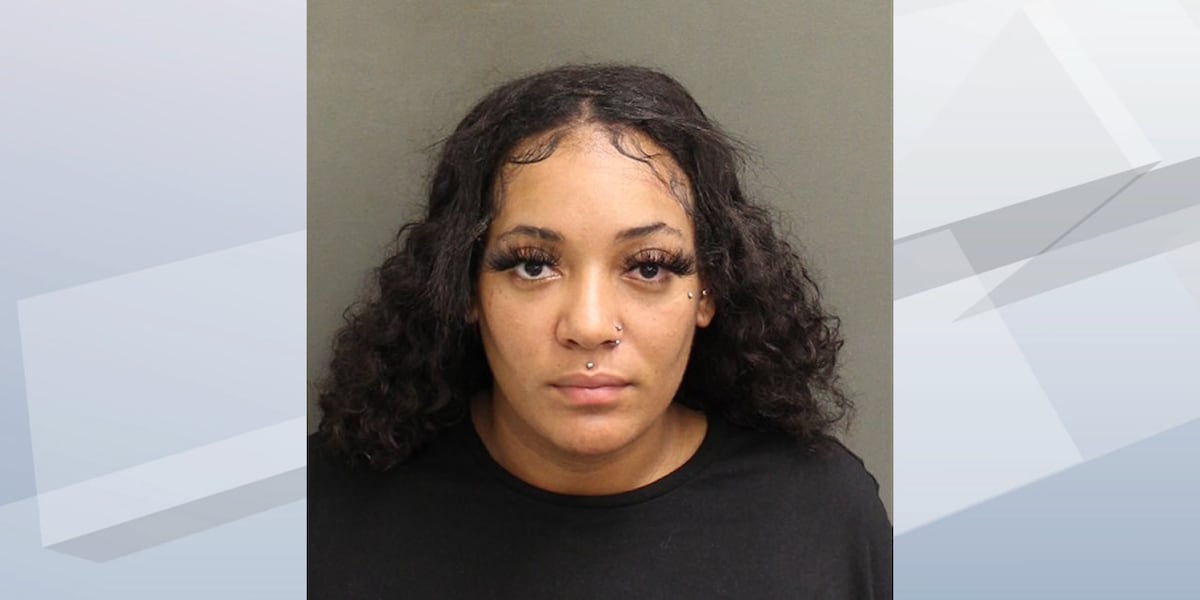 Green Bay woman arrested at Florida airport, accused of hitting guard with car