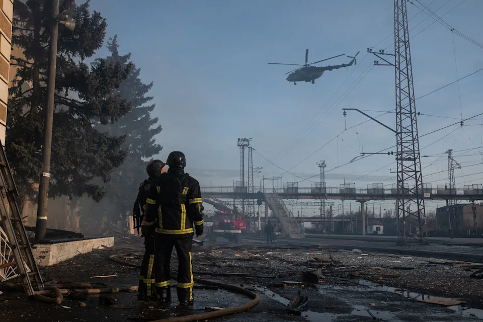 FILE PHOTO - Firefighters battle the fire caused by a Russian bombing at the train station in the city of Kostiantynivka. (is associated with: «Ukraine strikes oil terminals near St Petersburg; Russia bombs Sumy») Hector Adolfo Quintanar Perez/ZUMA Press Wire/dpa