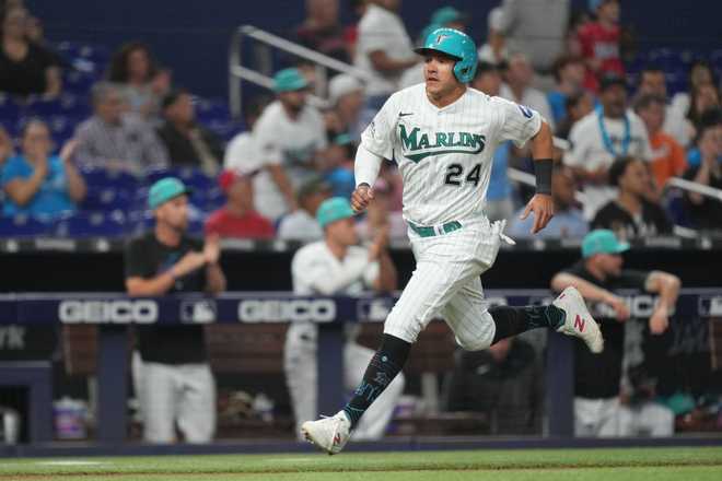 MLB: APR 14 Diamondbacks at Marlins MIAMI, FL - APRIL 14: Miami Marlins right fielder Avisail Garcia (24) scores a run during the game between the Arizona Diamondbacks and the Miami Marlins on Friday, April 14, 2023 at LoanDepot Park in Miami, Fla (Photo by Peter Joneleit/Icon Sportswire via Getty Images)