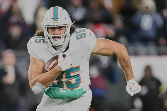 Jan 4, 2026; Foxborough, Massachusetts, USA; Miami Dolphins tight end Greg Dulcich (85) runs after the catch against against the New England Patriots during the third quarter at Gillette Stadium. Mandatory Credit: Brian Fluharty-Imagn Images