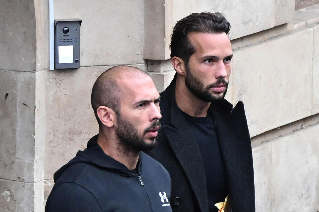 Andrew and Tristan Tate (Photo: AFP) האחים אנדרו ו טריסטן טייט בדרך להארכת מעצר ב בית משפט בוקרשט רומניה