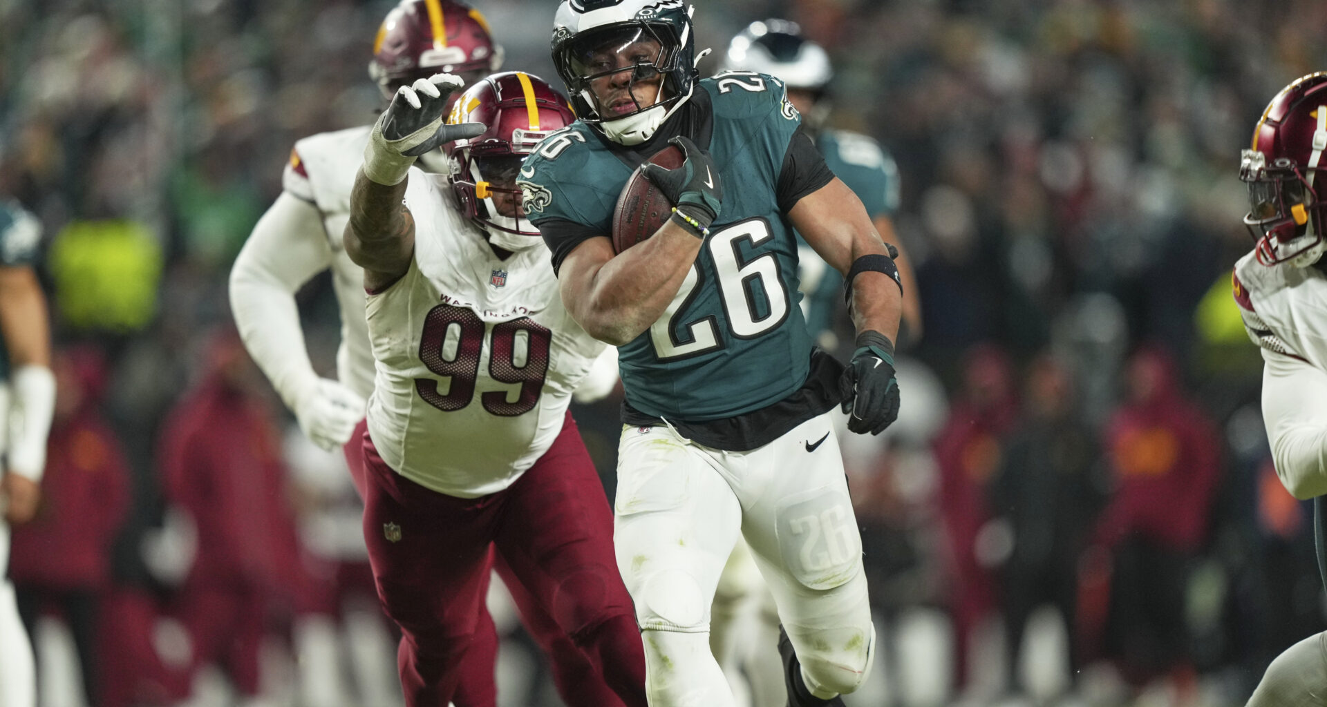 Miami Dolphins sign Clelin Ferrell before training camp