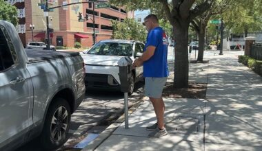 Drivers using the parking meters to pay in downtown Orlando. (Spectrum News/Sarah Winkelmann)