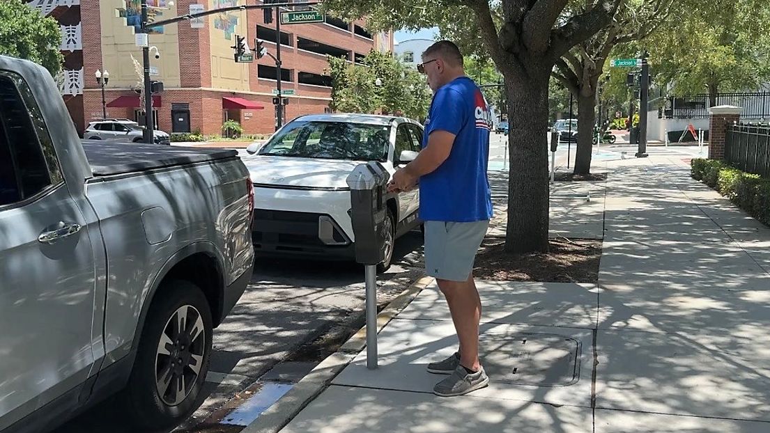 Drivers using the parking meters to pay in downtown Orlando. (Spectrum News/Sarah Winkelmann)