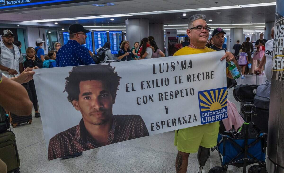 Members of the Cuban exile community welcomed Cuban dissident artist Luis Manuel Otero Alcántara at Miami International Airport on Saturday.