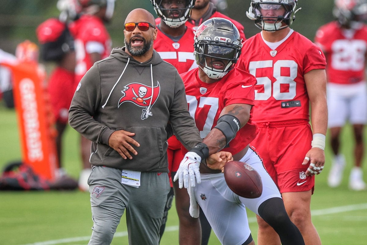 Bucs Olbs Coach Larry Foote And Olb Al-Quadin Muhammad