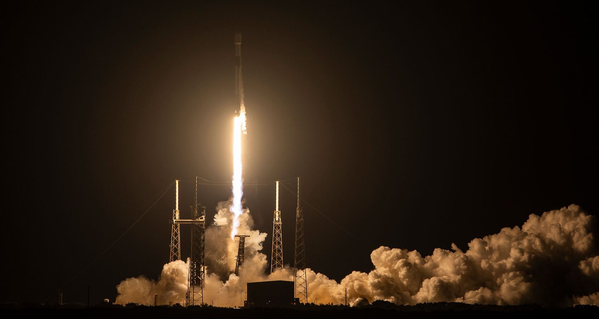 SpaceX launches secret US spy satellite from Florida (video)