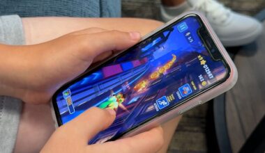Teen Counselors Warn of Mental Health Effects of Screen Time