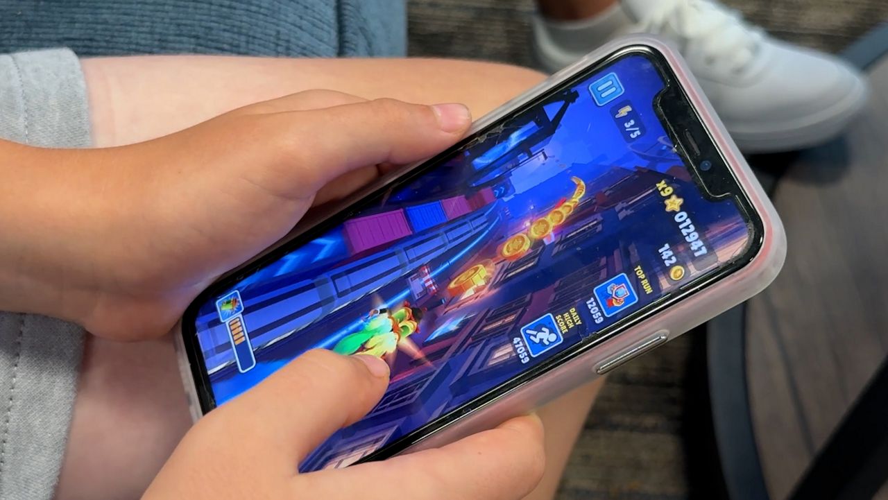 Teen Counselors Warn of Mental Health Effects of Screen Time