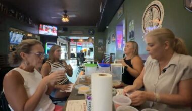 A group of customers enjoy a a pickling class at the Dunedin House of Beer. (Spectrum News image)