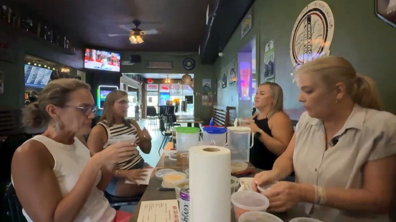 A group of customers enjoy a a pickling class at the Dunedin House of Beer. (Spectrum News image)