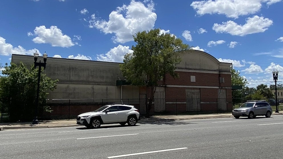 Cars exiting Interstate 10 onto Union Street pass the derelict Sax Seafood & Grill at 816 W. Union St.