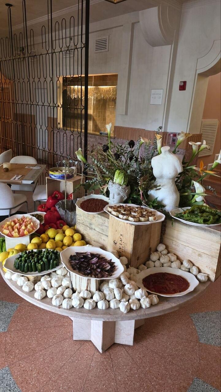 Bella operates inside a beautiful hotel and is run by experienced Israeli operators in the United States, led by head chef Neil Strauber (Photo: Yonatan Cohen) בלה