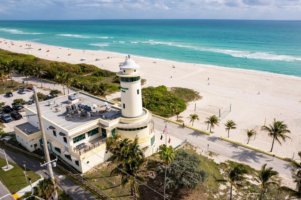 While driving along the long roads of Aventura, an upscale Miami suburb known for its large Jewish community (Photo: MDV Edwards / shutterstock) חוף האולאובר, מיאמי, פלורידה, ארצות הברית