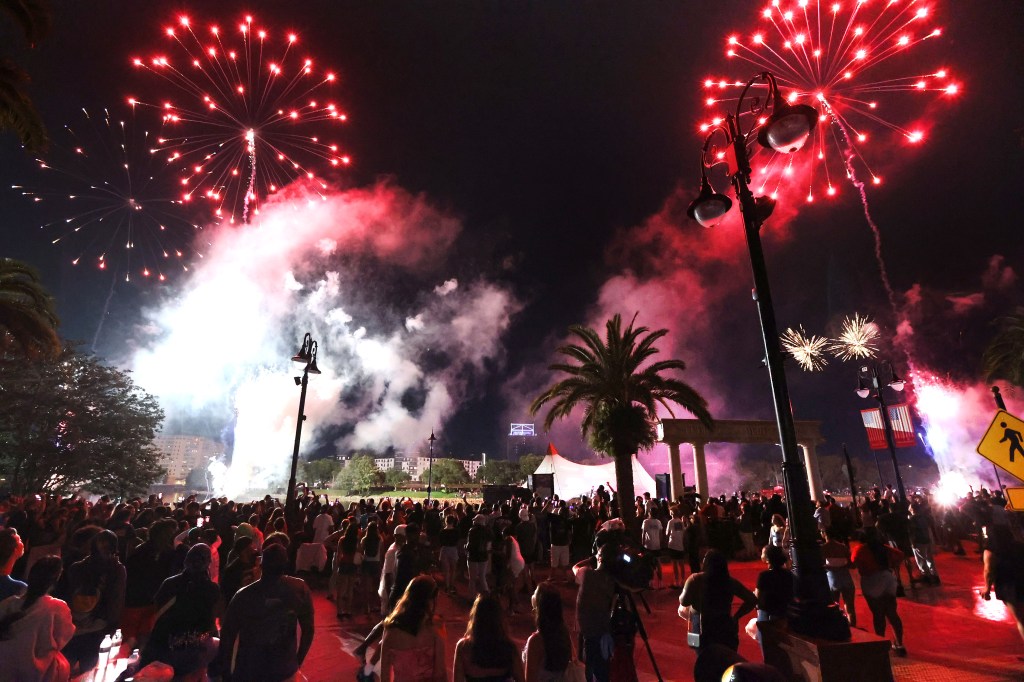 Thousands gather in Altamonte for ‘Red Hot and Boom’ – Orlando Sentinel
