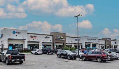 The Shoppes at Crescent Park retail center in Riverview, featuring tenants including AT&T, Eggs Up Grill, GEICO and Heartland Dental.