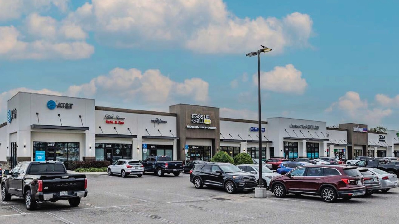 The Shoppes at Crescent Park retail center in Riverview, featuring tenants including AT&T, Eggs Up Grill, GEICO and Heartland Dental.