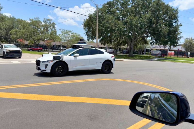 Waymo in Orlando as seen from a Tesla 