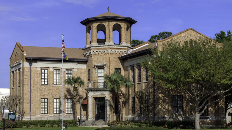 Exterior of Auburndale's 1927 Italian Renaissance-style City Hall building, Florida