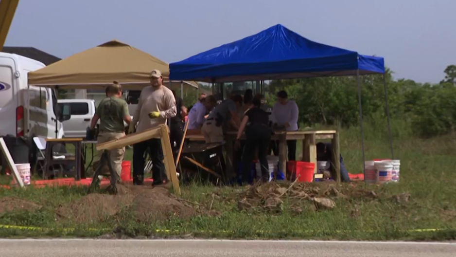 Cape Coral police, Lee County deputies dig, sift through dirt at active scene off Kismet Parkway