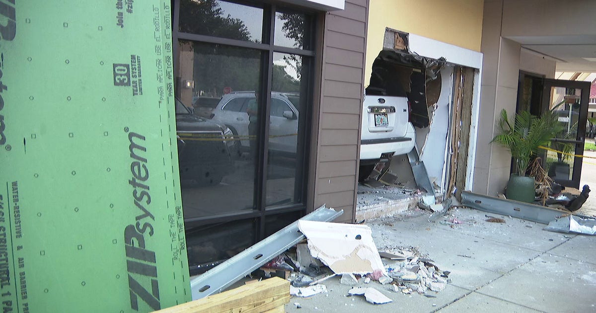 Driver loses control of SUV before slamming into Carrollwood restaurant, 3 vehicles