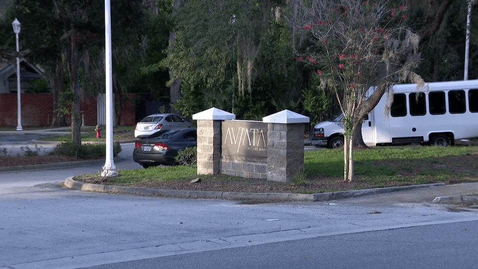 A former Florida nurse whose license was revoked is facing new charges after a police sergeant recognized him in a TV news report as his relative's nurse. (WESH)