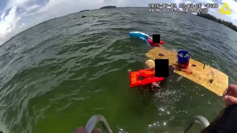 VIDEO: 2 rescued after boat sinks in Florida Intracoastal Waterway
