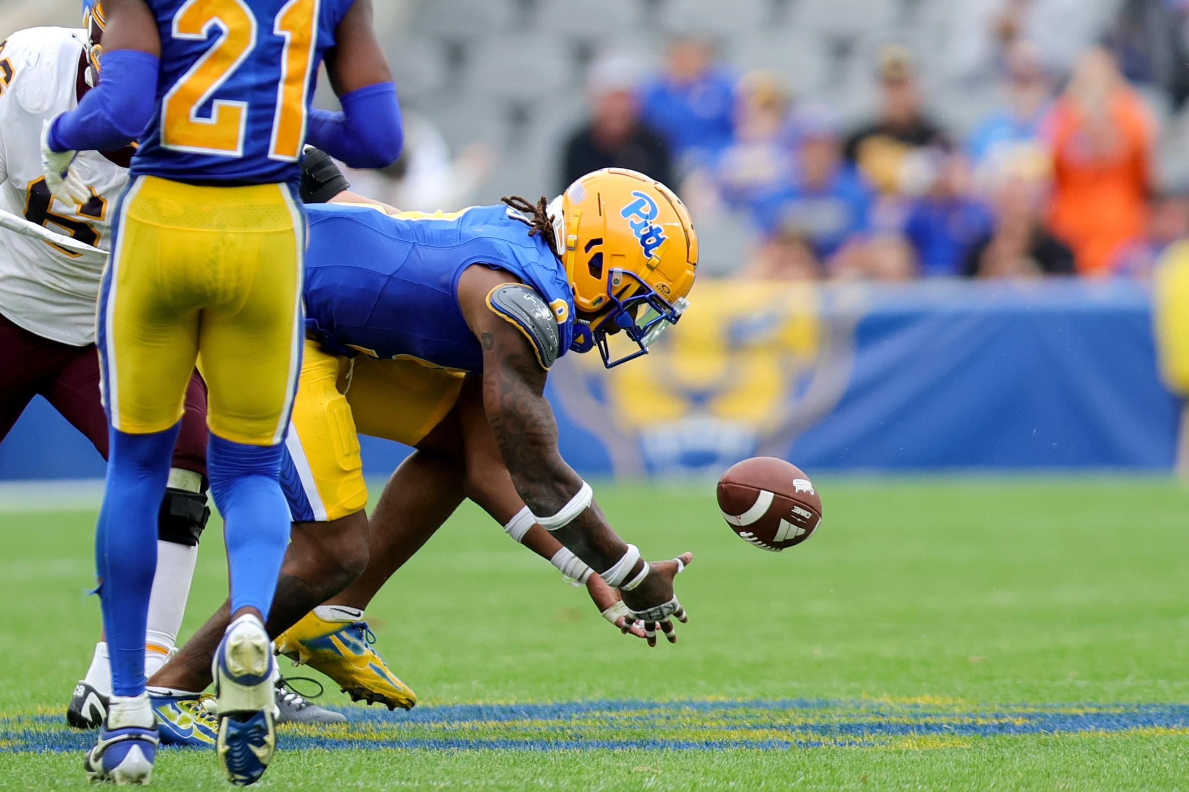 PITTSBURGH, PA - SEPTEMBER 06: Pittsburgh Panthers linebacker Kyle Louis (9) recovers a fumble during the fourth quarter of the college football game between the Central Michigan Chippewas and Pittsburgh Panthers on September 6, 2025, at Acrisure Stadium in Pittsburgh, PA. (Photo by Frank Jansky/Icon Sportswire via Getty Images)
