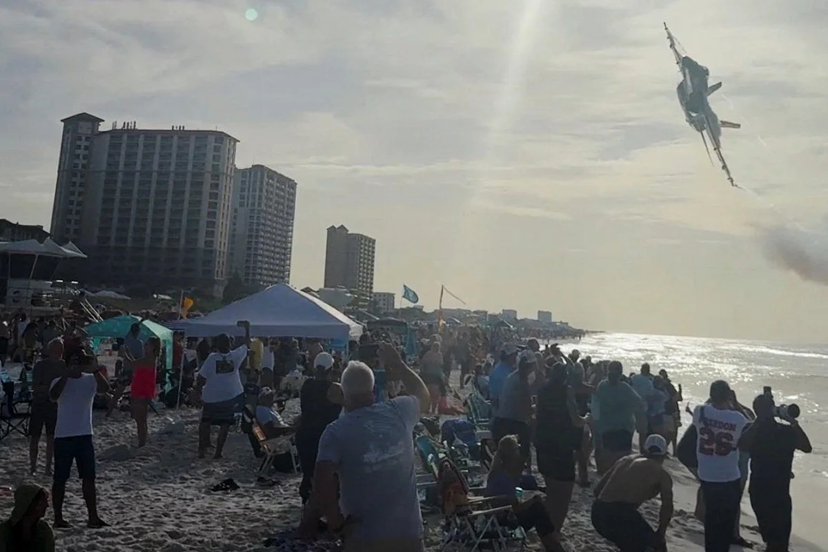 Florida beachgoers scream as Navy’s elite Blue Angels buzz them in ‘low altitude’ flight