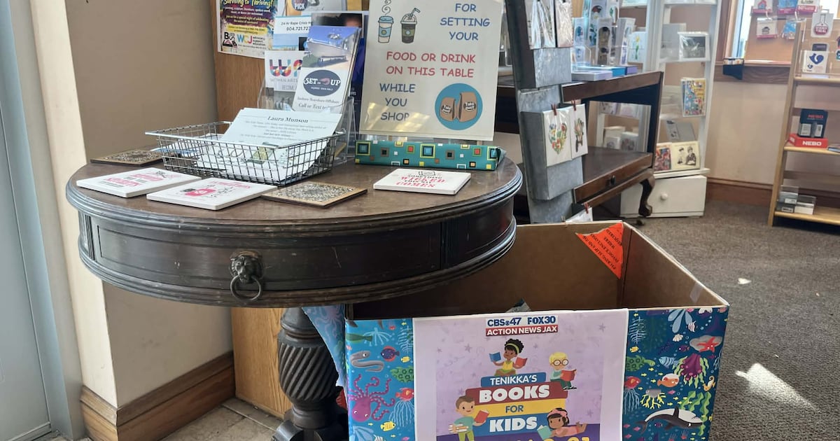 Free books for kids at Jacksonville Library wrap parties